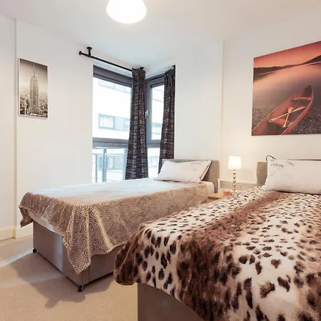 Bright, Roomy 2br Flat For 6 Near Central *