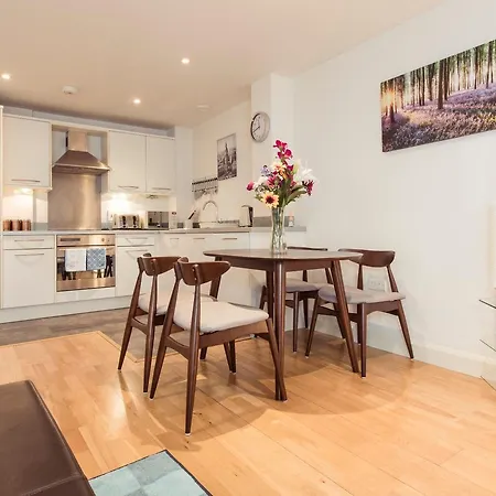 Lägenhet Bright, Roomy 2br Flat For 6 Near Central