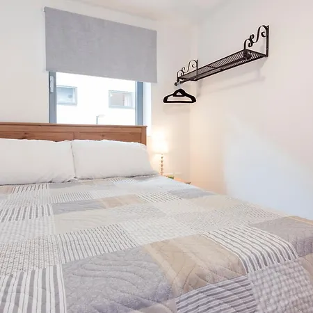 Bright, Roomy 2br Flat For 6 Near Central