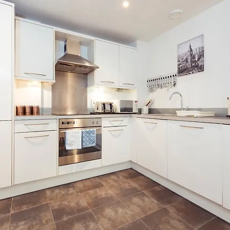 Bright, Roomy 2br Flat For 6 Near Central 公寓 *